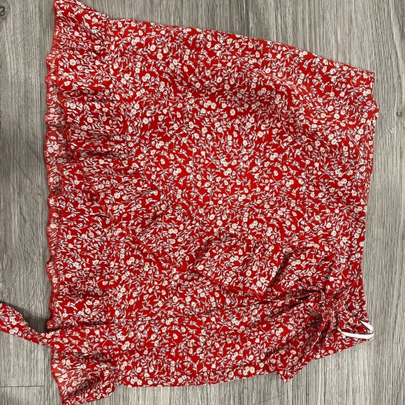 Flowered skirt in red and flowers - Picture 2 of 2